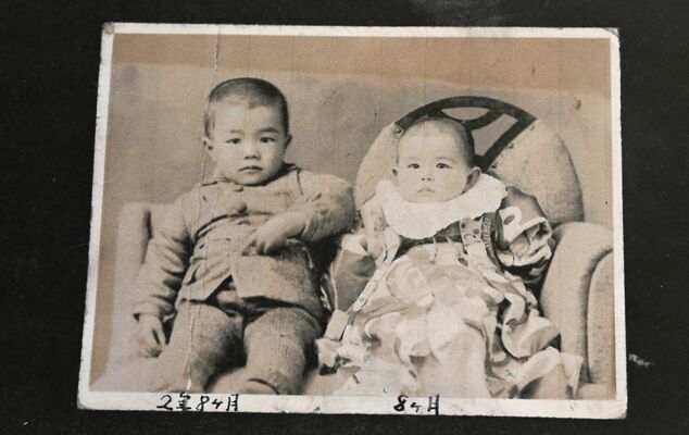約80年前に撮影された兄弟の写真。左が２歳の梁島さん、右は生後８カ月の忠彦さん