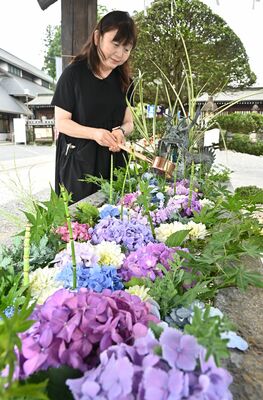 季節の花々で彩られた手水舎