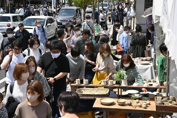 車と人で混み合う昨年春の陶器市