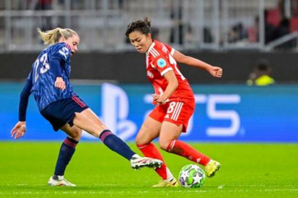 女子欧州CLのアーセナル戦でボールを奪うバイエルン・ミュンヘンの谷川(右)=ミュンヘン(ゲッティ=共同)