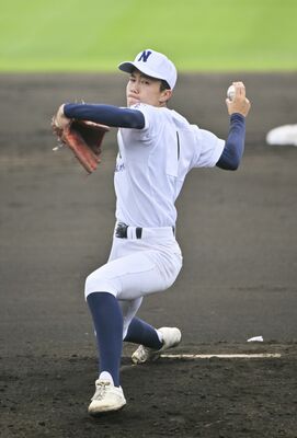 先発した佐野日大の鈴木＝茨城県のひたちなか市民球場