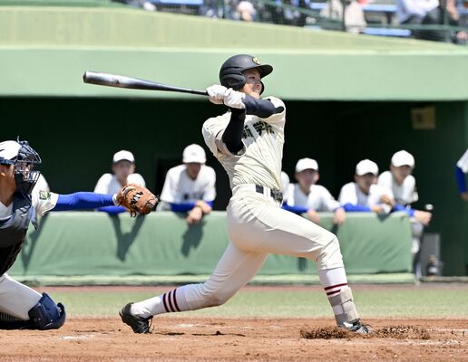 ３回、作新の柳沼が右前適時打を放つ＝清原球場、広瀬華撮影