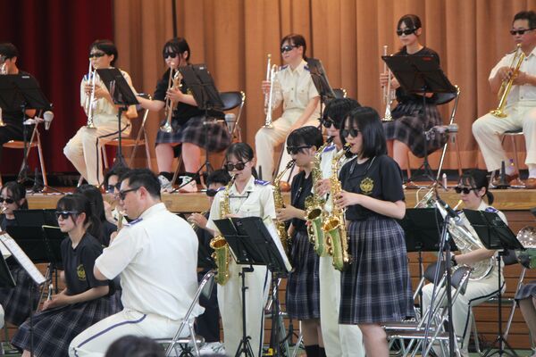 県警音楽隊と生徒がコラボする場面もあった
