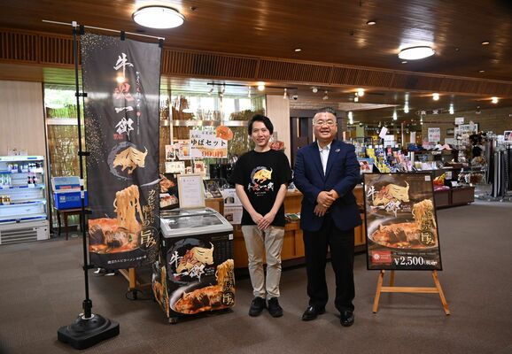 鹿沼７２カントリークラブのショップ。担当者の（右から）亀和さん、桑原天翔さん