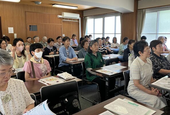 県女性団体連絡協議会が主催した会員研修＝７月下旬、東京都内