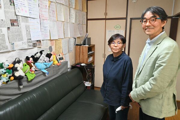 都内の「ダルク女性ハウス」で支援プログラムについて相談する裕さん(右)と陽江さん