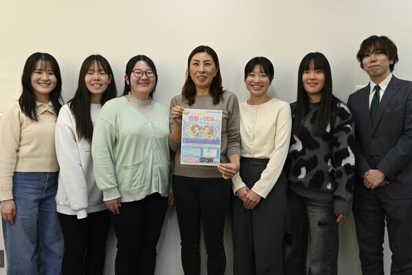 イベントを共催する南部理事長(中央)と学生ら