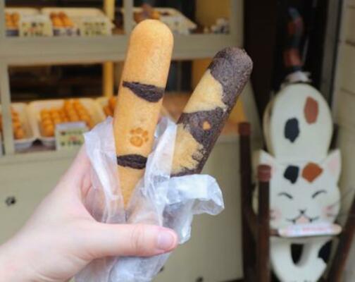 猫のしっぽをモチーフにした「やなかしっぽや」の焼きドーナツ=東京都台東区