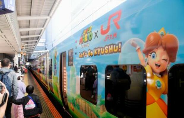 JR博多駅でお披露目された特別ラッピング列車「スーパーマリオトレイン」=29日午前