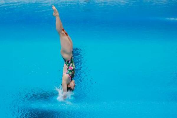 　女子高飛び込み決勝　優勝した金戸凜の演技＝東京アクアティクスセンター