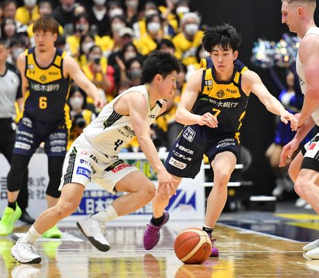 第２クオーター９分、相手をマークするブレックスの小川（右から２人目）＝ブレックスアリーナ宇都宮、湯田大士撮影