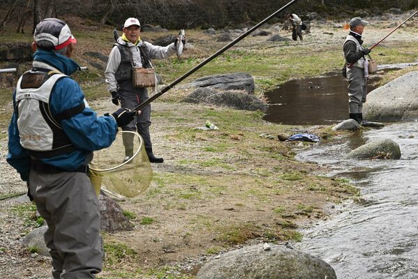 渓流釣りを楽しむ釣り人たち