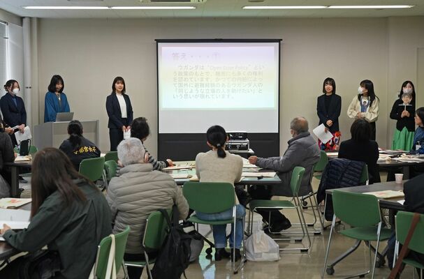 海外研修について報告する教諭ら＝22日午後、宇都宮市本町