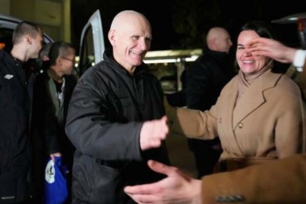 釈放後、リトアニアの米国大使館に到着し、ベラルーシの反体制指導者らに迎えられるビャリャツキ氏=13日(ロイター=共同)