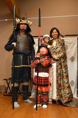 戦国時代の衣装体験をする来場者