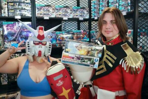 「ガンダムベース・ロンドン」を訪れたマイケルさん(右)と姉=3日、ロンドン(共同)