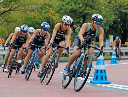 女子で優勝した林愛望(手前)のバイク=東京・お台場