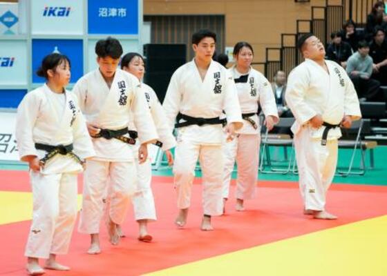 全日本学生柔道男女混合団体大会の1次リーグで、近大に勝利した川端(右から3人目)ら国士舘大=沼津市総合体育館