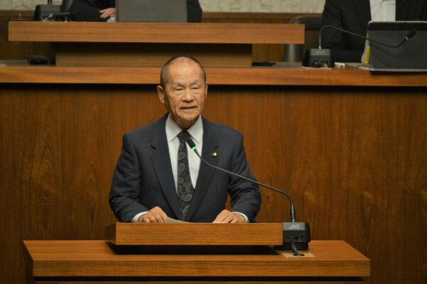 議場で謝罪する三田市議
