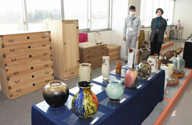 出品される骨董品や家具