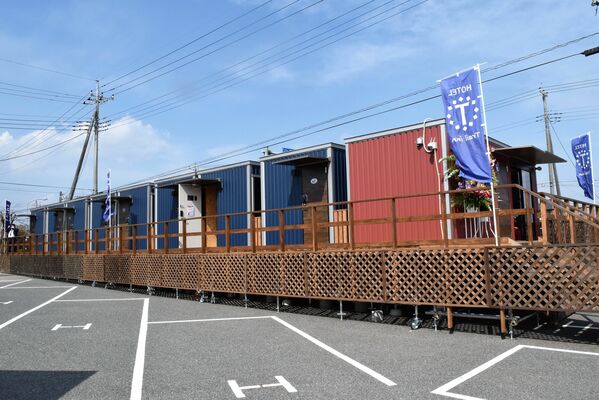 Ｔｒａｉｌ　ｉｎｎ那須大田原のデッキ型のトレーラーハウスホテル＝31日午後、大田原市
