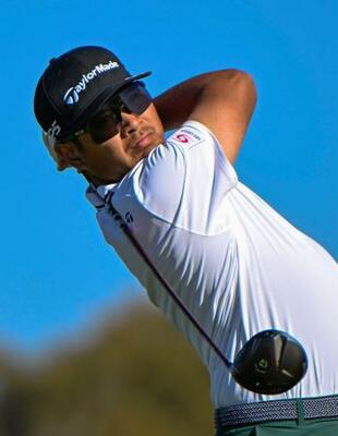 最終ラウンド、2番でティーショットを放つ久常涼。通算16アンダー2位=トーリーパインズGC(共同)