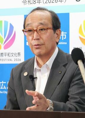 記者会見する広島市の松井一実市長=10日午前、広島市役所
