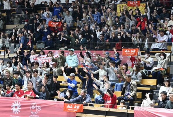 選手をたたえ、会場一体となって送る手話の拍手=16日午後、東京都大田区