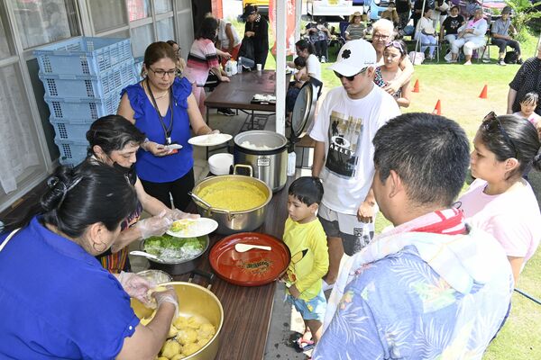 ペルーの家庭料理がふるまわれた無料食堂