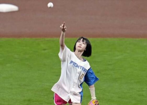 始球式を務めるタレントのあのさん=2023年、エスコンフィールド