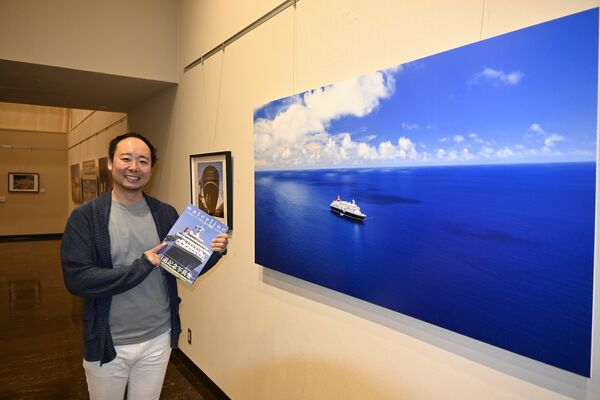 開催中の写真展をＰＲする中村さん