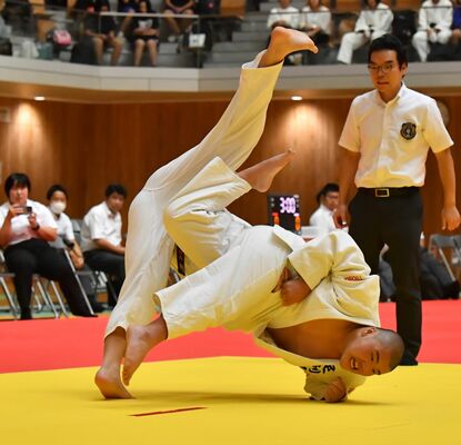 柔道男子団体決勝　足利一の副将・轟（右）が内股で一本を奪う＝ユウケイ武道館