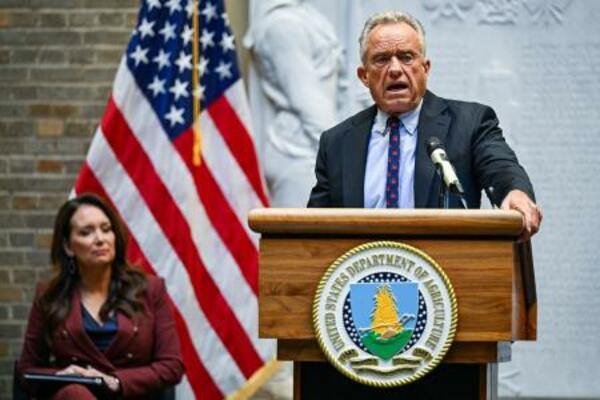 　２４日、ワシントンの米農務省で開かれたイベントで話すケネディ厚生長官（右）（ロイター＝共同）