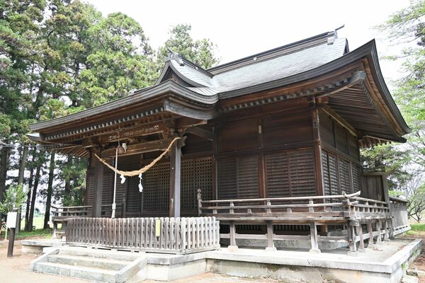 華美な装飾を排し、質実な造りが特徴である桜町二宮神社の拝殿及び幣殿