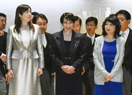 　任命式と認証式を終え、記念撮影に臨む高市首相（中央）と小野田紀美経済安保相（左）、片山さつき財務相ら＝10月21日、宮殿・北車寄