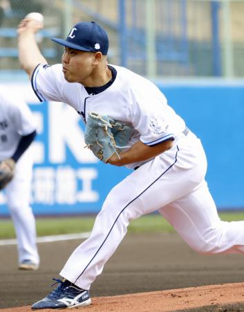 　西武先発の平良。３回を無得点に抑えた＝高知市春野