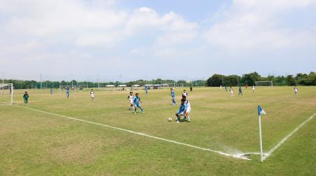 　「ミンションやまざき」のサッカー場＝８月、茨城県神栖市