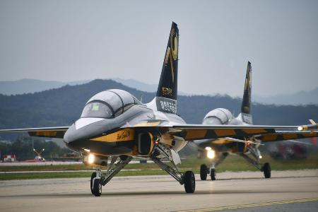 　２０１９年、ソウル南方の烏山米空軍基地で行われた航空ショーに登場した、韓国空軍の飛行チーム「ブラックイーグルス」の戦闘機
