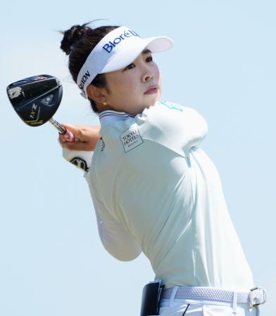 　最終ラウンド、１０番でティーショットを放つ山下美夢有。通算９アンダーで３位＝マケテワＣＣ（共同）