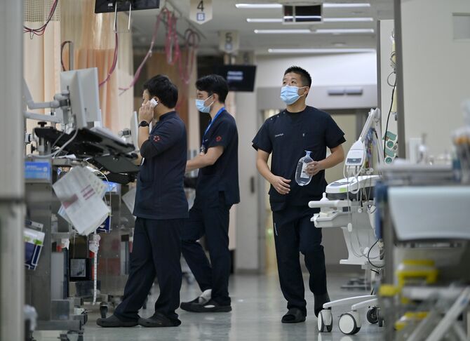 県救命救急センターで治療に当たる藤田さん＝11日午後８時20分、宇都宮市竹林町、磯真奈美撮影