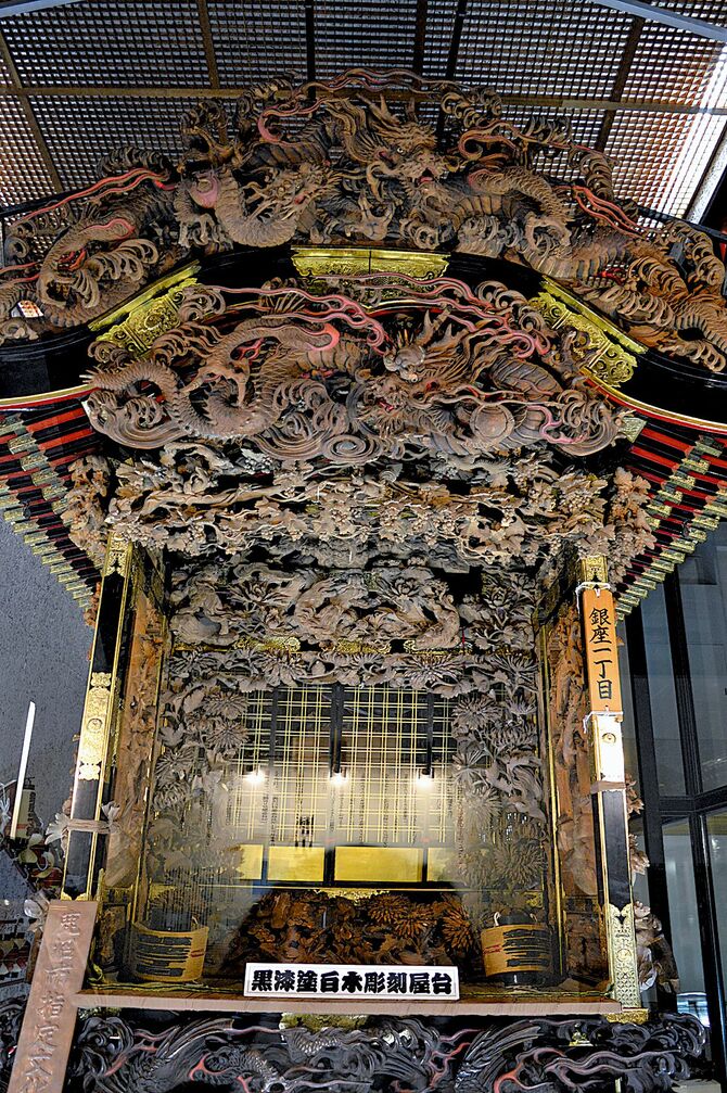 銀座1丁目の白木彫刻黒漆塗屋台には「子引き龍」と「玉取り龍」が