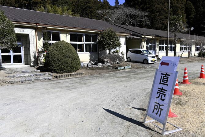 旧上粕尾小校舎と小林醸造直売所を案内する看板＝鹿沼市