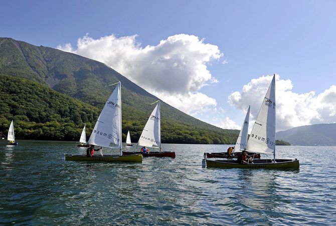 帆付きカヌーが中禅寺湖の湖面を滑る。その昔、外交官らが楽しんだセーリングの情景がまぶたに浮かんだ