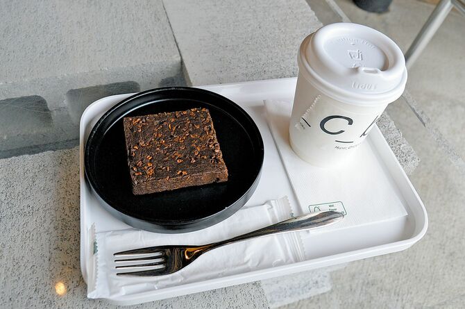 玄米の米粉を使った「オーガニックブラウニー」(550円)とスペシャルティコーヒー中国・雲南の「天空農園」(750円)