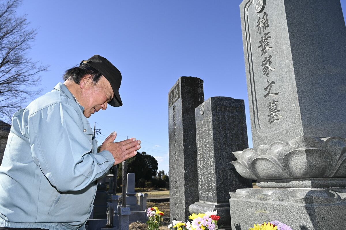 稲葉さんが眠る墓に手を合わせる岡崎さん