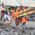 宇都宮・多気山持宝院で「大火渡り祭」　素足で灰の上駆け抜ける　除災開運を祈願