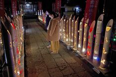 参道に光の彩り　芳賀・八雲神社で「竹あかり」