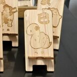 レーザー加工機使い新製品　鹿沼のめいじ屋　干支のスマホ立て、オーダーメ…