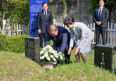 石破首相、韓国人留学生の墓参り
