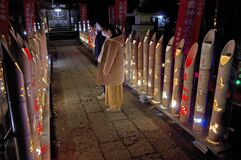 参道に光の彩り　芳賀・八雲神社で「竹あかり」